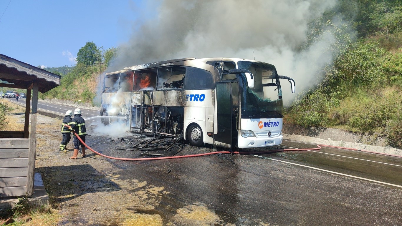 Alev Alev Yanan Otobüsten Geriye Demir Yığını Kaldı: Metro Turizm'in Mercedes marka otobüsü alevlere teslim oldu