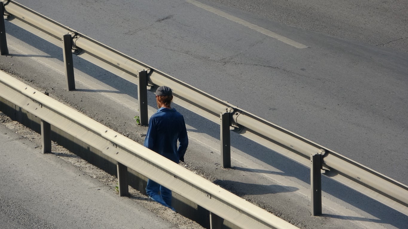 Hayat Hikayesi Yürek Burktu: E-5 karayolunda her gün kilometrelerce yol yürüyor