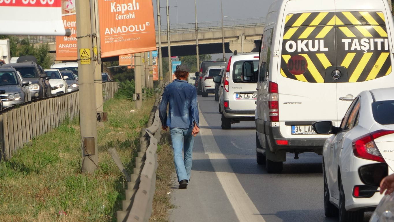 Hayat Hikayesi Yürek Burktu: E-5 karayolunda her gün kilometrelerce yol yürüyor
