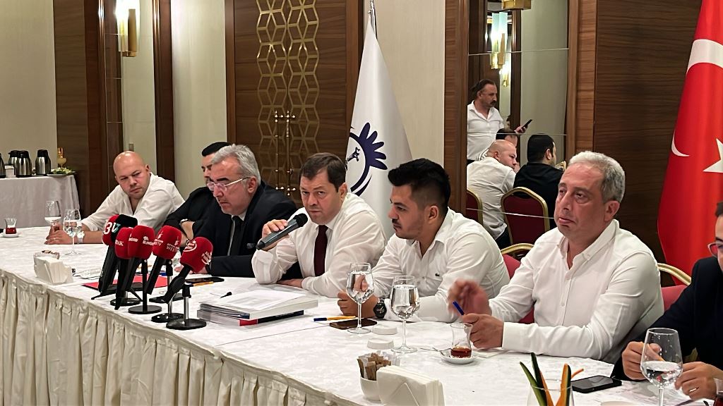 "AFYONSPOR  BAŞKANLIĞINA ADAY DEĞİLİM"