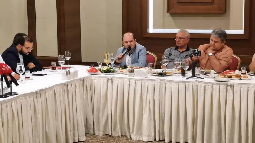 "AFYONSPOR  BAŞKANLIĞINA ADAY DEĞİLİM"