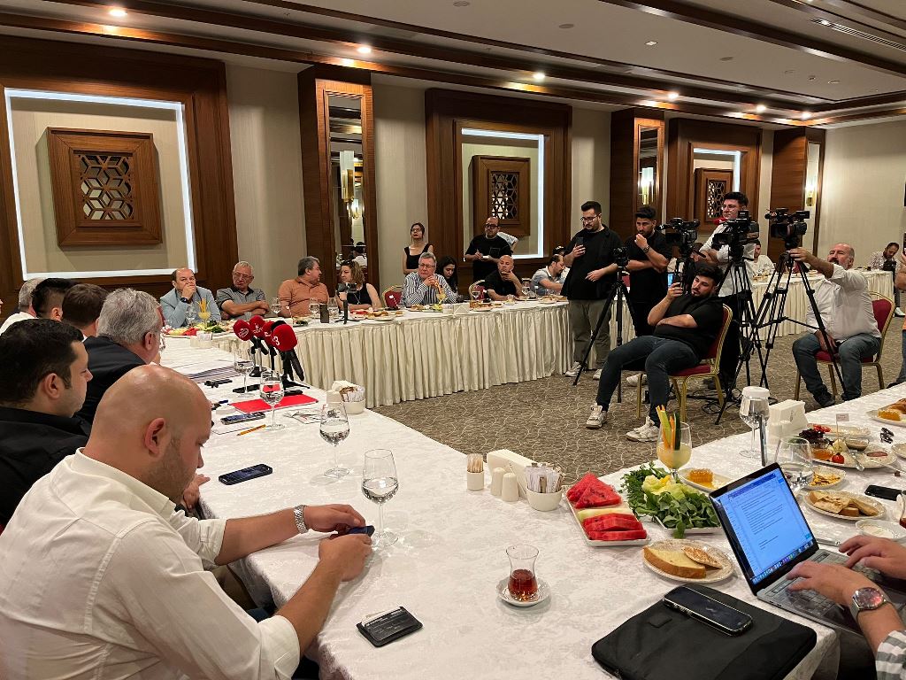 "AFYONSPOR  BAŞKANLIĞINA ADAY DEĞİLİM"