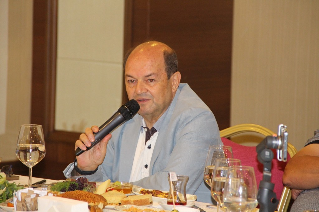 "AFYONSPOR  BAŞKANLIĞINA ADAY DEĞİLİM"