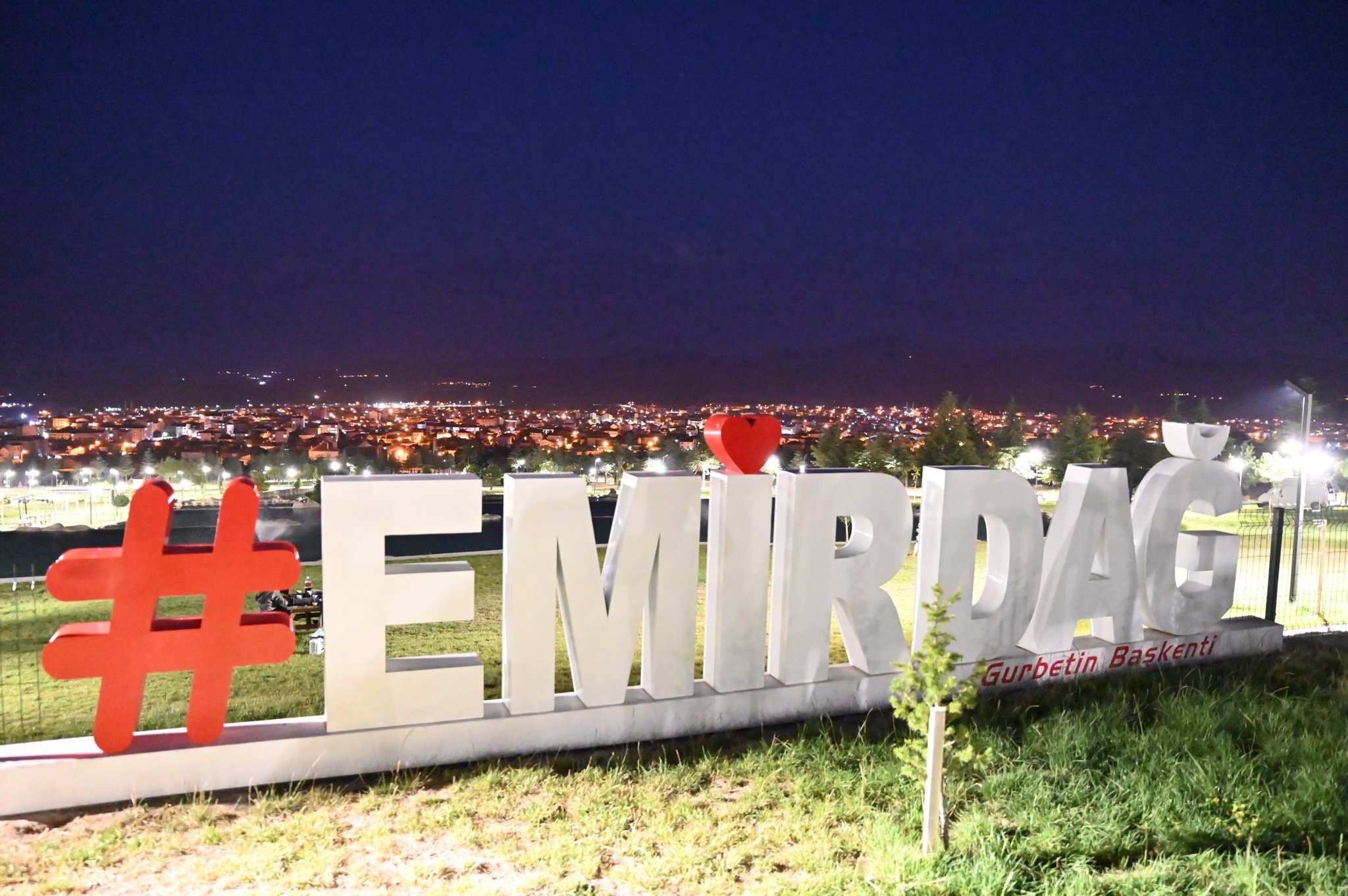 Emirdağ Millet Bahçesi'nde Işıklandırma Çalışmaları Tamamlandı