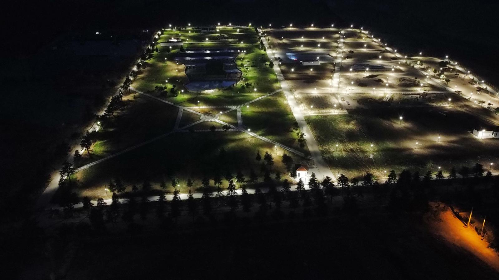 Emirdağ’ın gözbebeği Millet Bahçesi'nin gece ışıklandırmaları tamamlandı