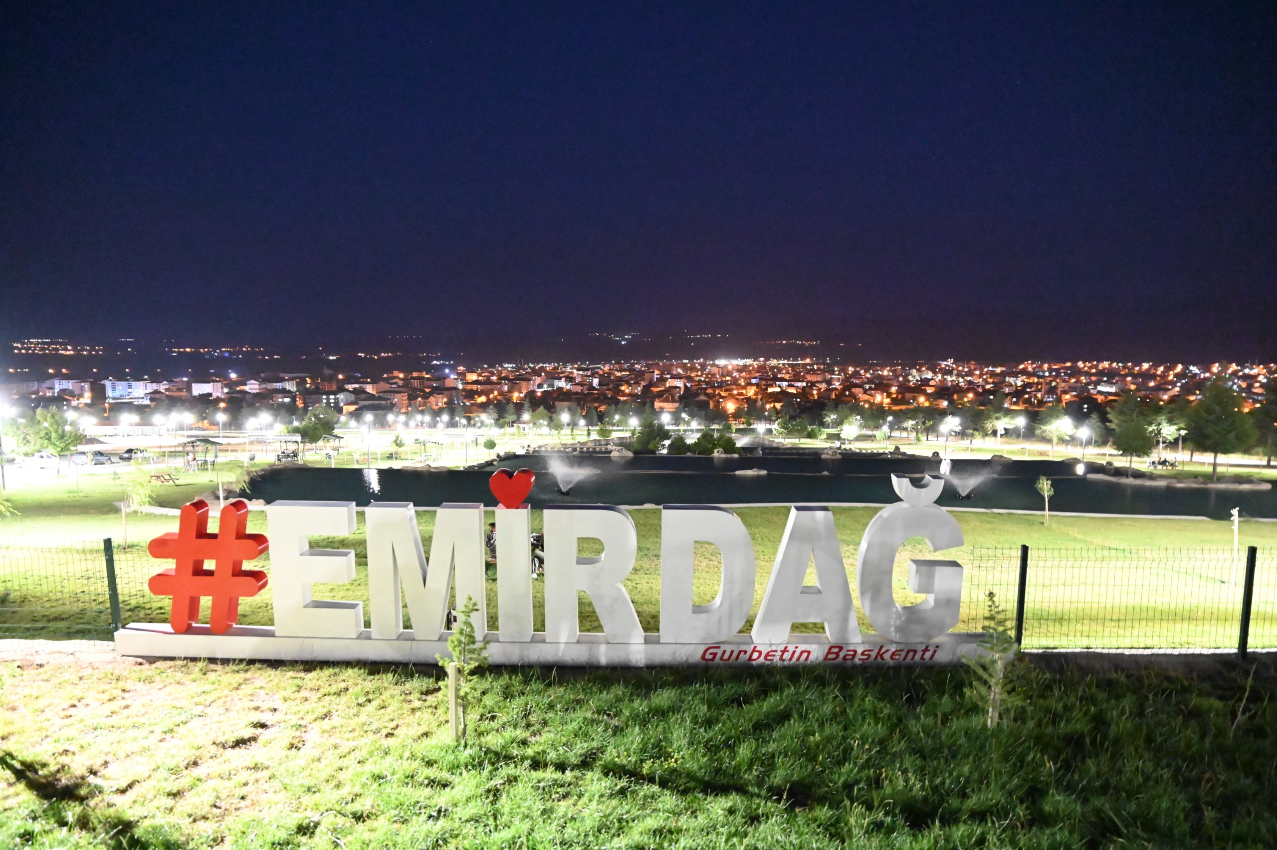 Emirdağ’ın gözbebeği Millet Bahçesi'nin gece ışıklandırmaları tamamlandı