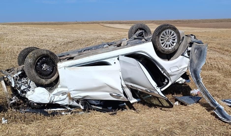 Devrilen Otomobilde 2 Kişi Yaralandı:  Kontrolden çıkan araç takla atarak durabildi