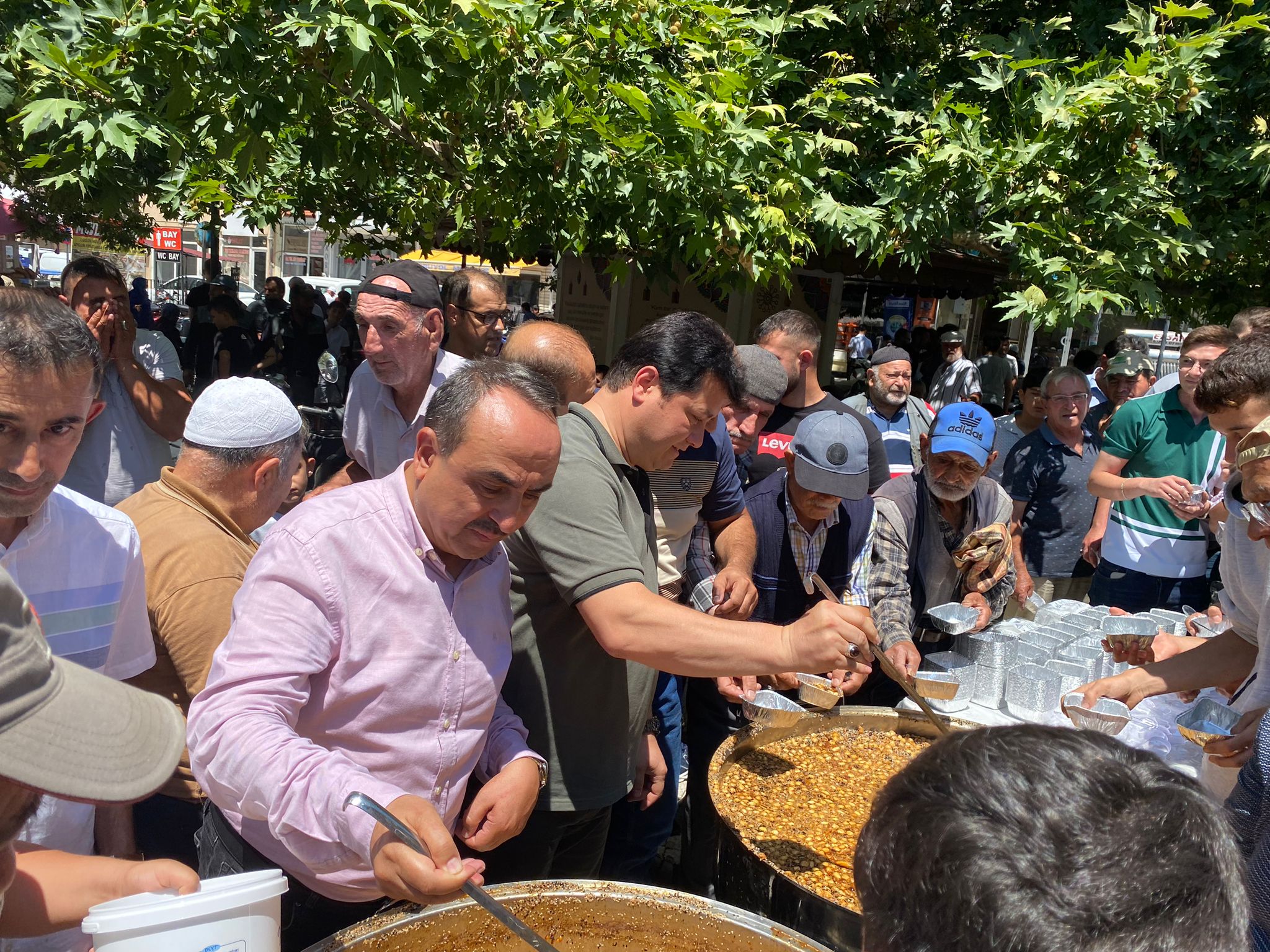 Başkan Aynacı Aşure Dağıttı