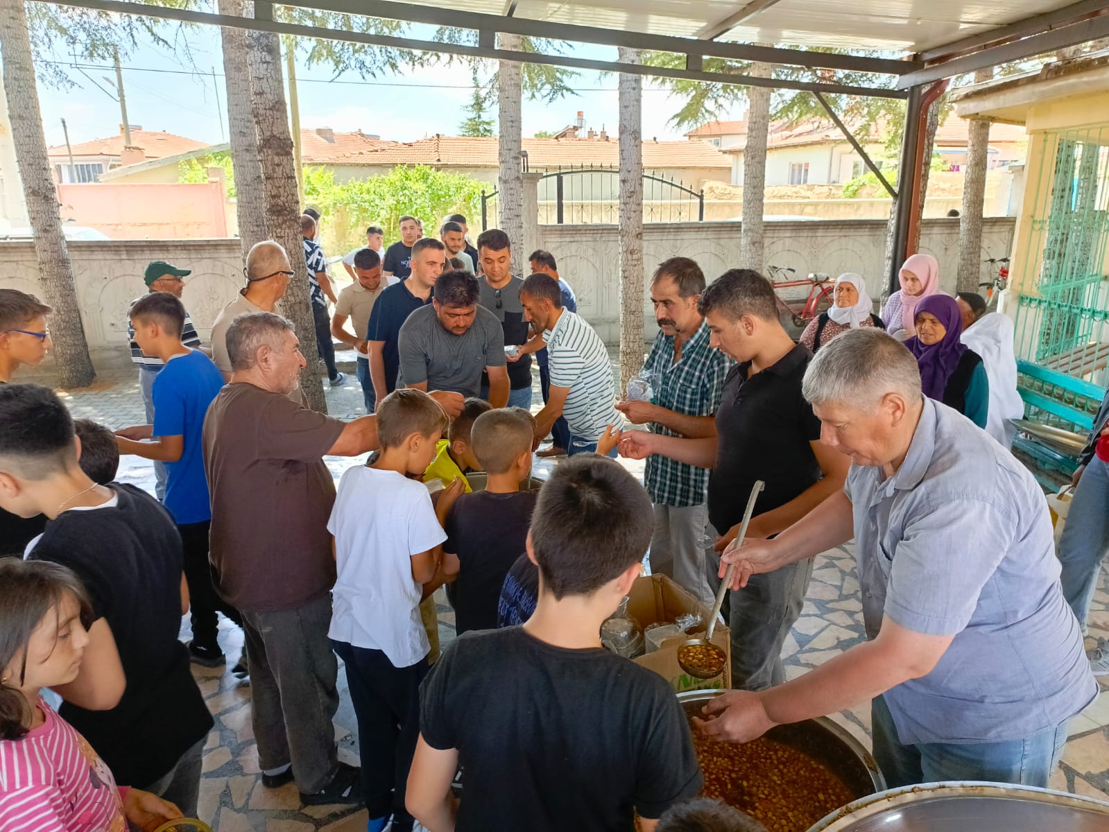 Başkan Aynacı Aşure Dağıttı