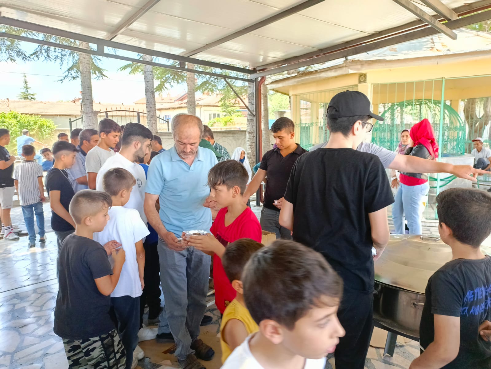 Başkan Aynacı Aşure Dağıttı