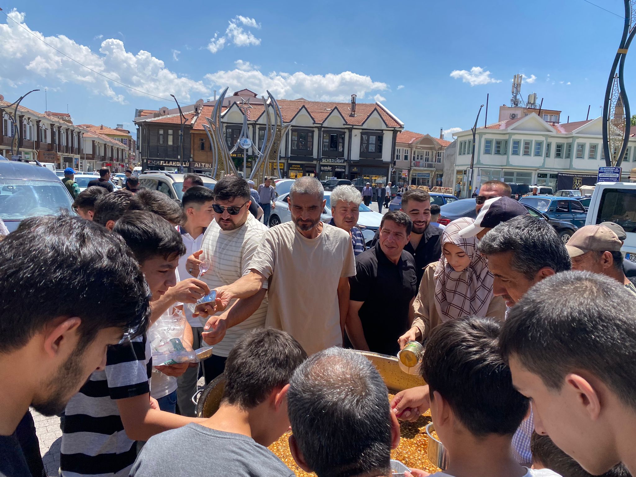 Başkan Aynacı Aşure Dağıttı
