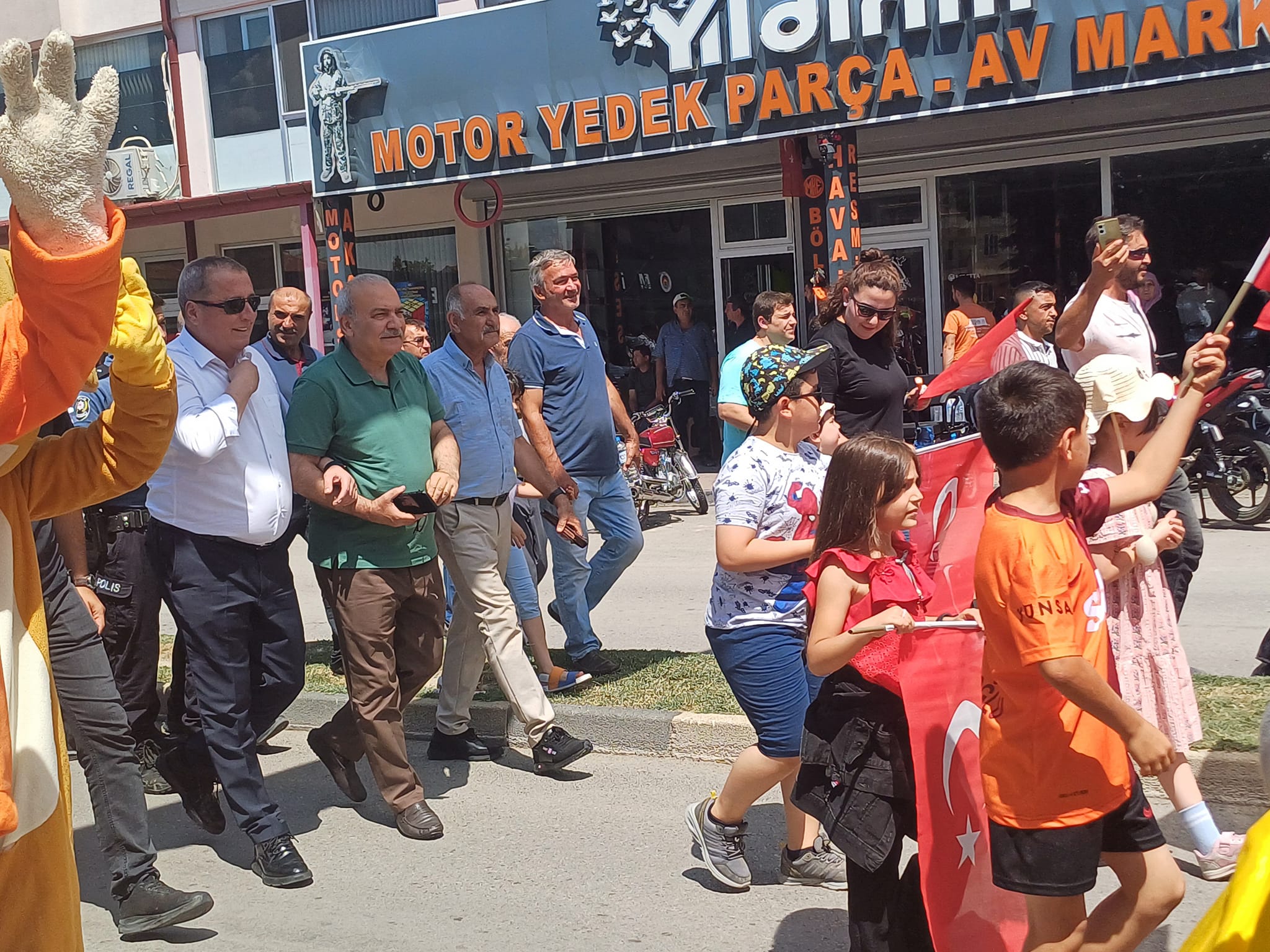 Vişne ve Eber Sarısı Festivali Coşkulu Bir Kortej Yürüyüşü İle Başladı