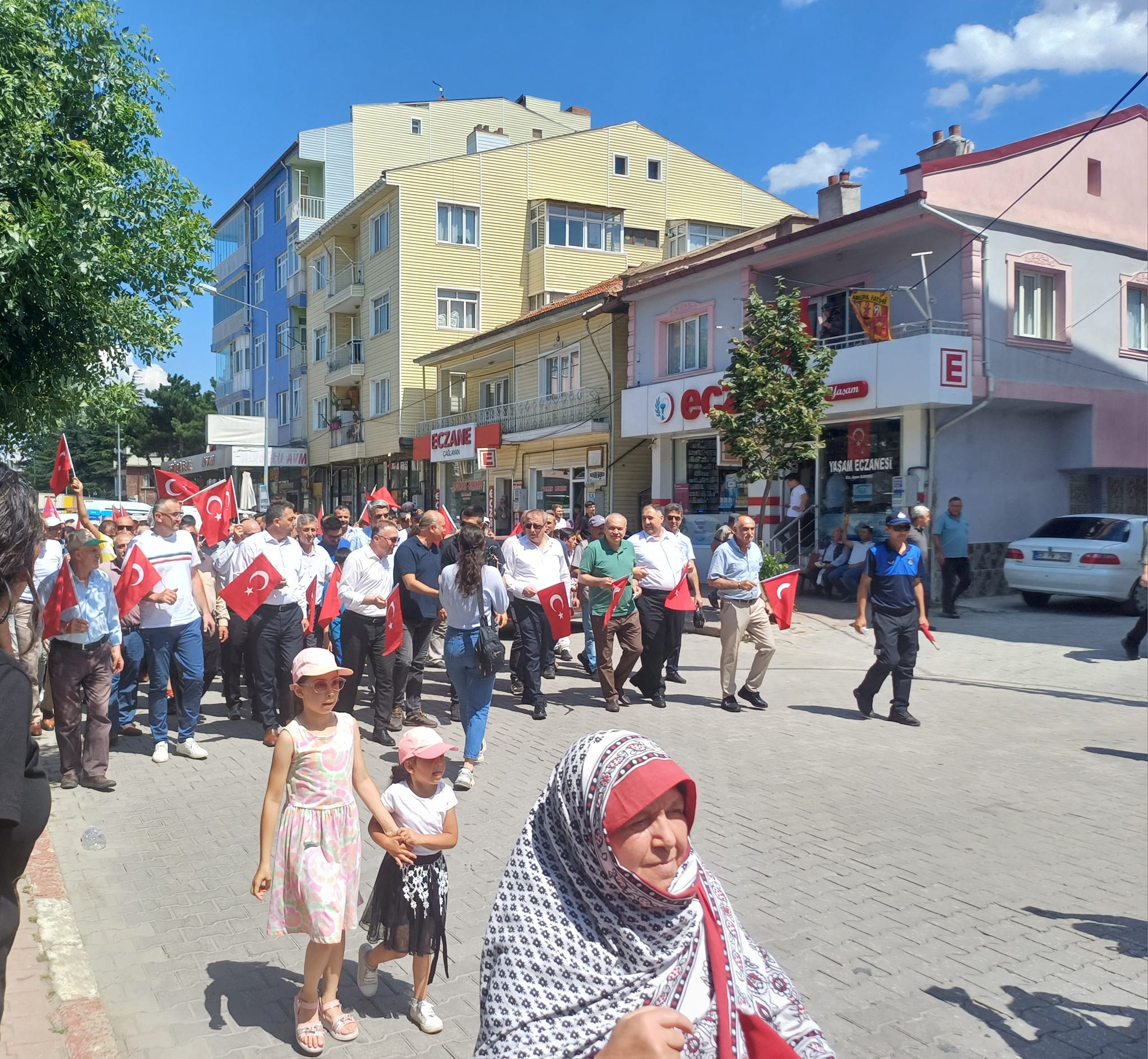 Vişne ve Eber Sarısı Festivali Coşkulu Bir Kortej Yürüyüşü İle Başladı