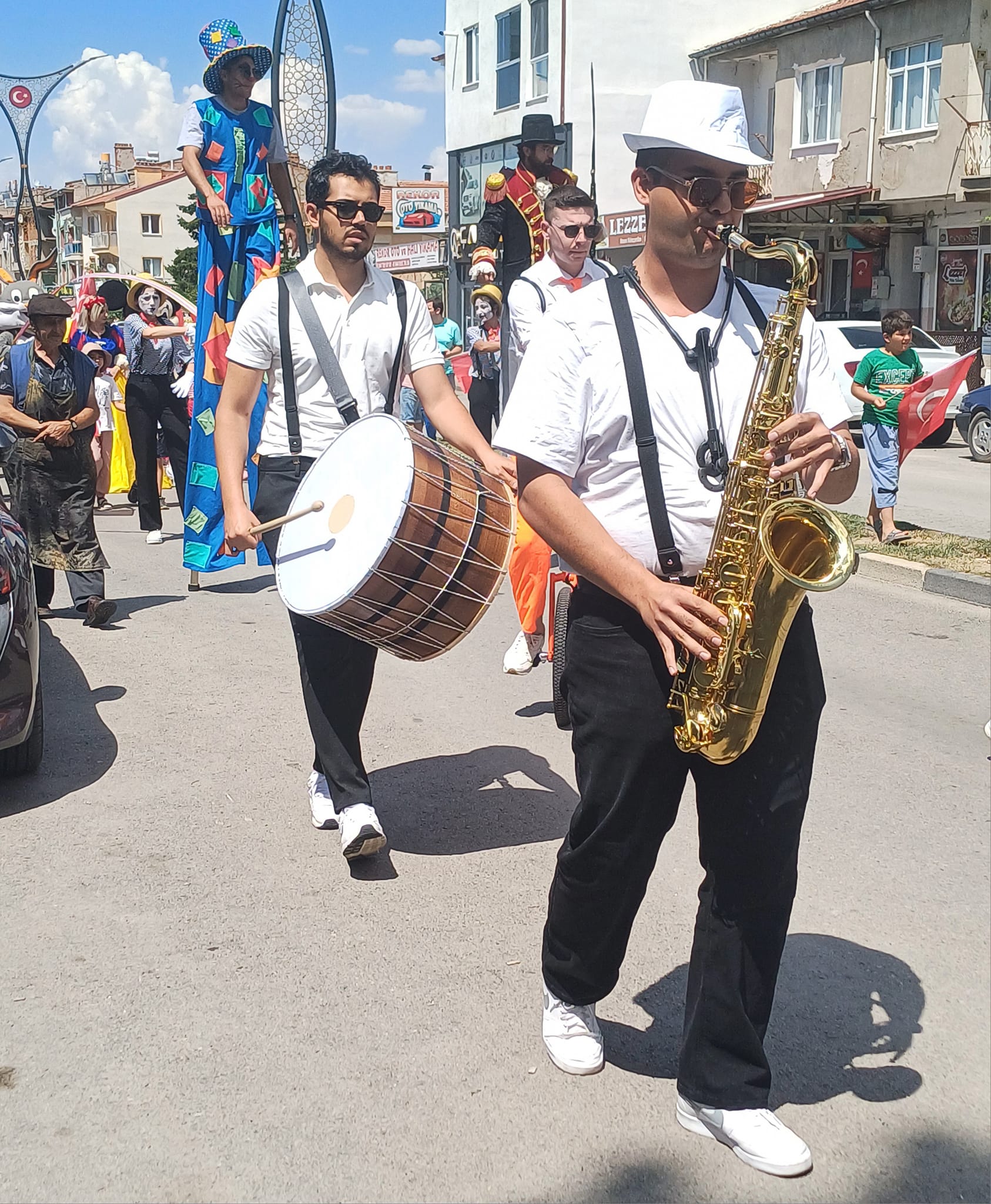 Vişne ve Eber Sarısı Festivali Coşkulu Bir Kortej Yürüyüşü İle Başladı