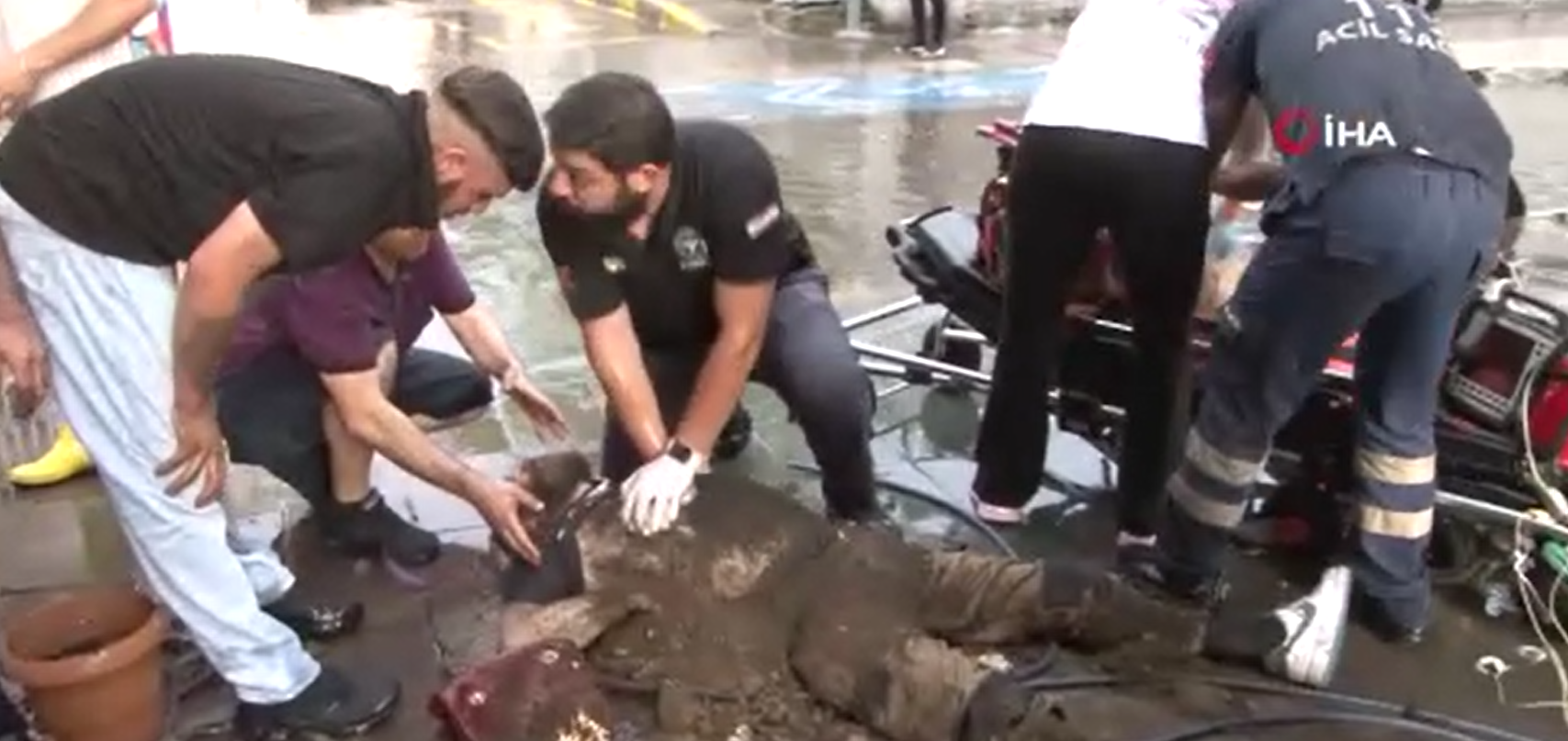 İzmir'de Acı Olay!  Elektrik akımına kapıldılar, dakikalarca süren kalp masajına rağmen kurtarılamadılar