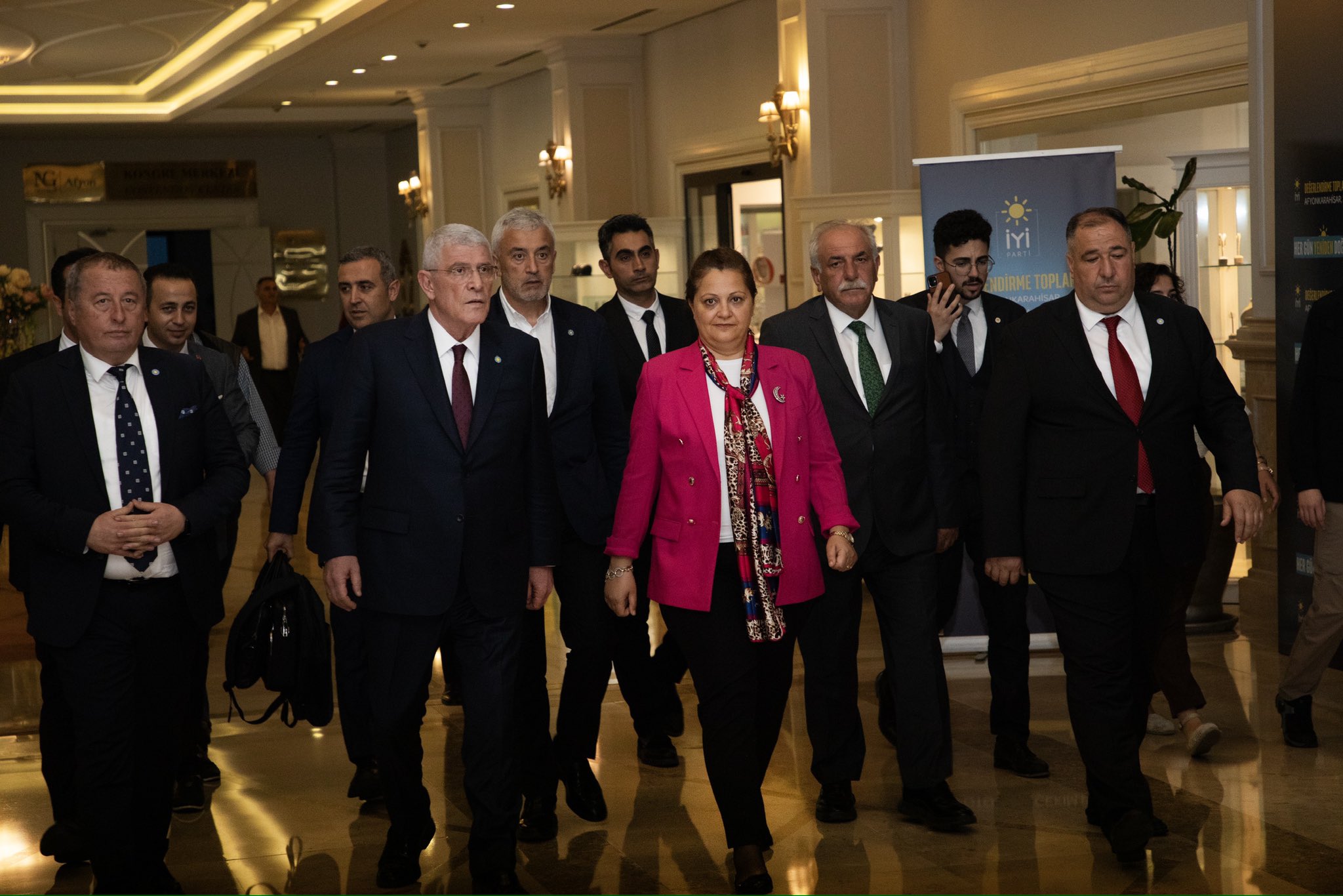 İYİ Parti Lideri Dervişoğlu, İstişare Kampı İçin Afyonkarahisar’da!  Başkan Köksal, Dervişoğlu’nu Çiçekle Karşıladı