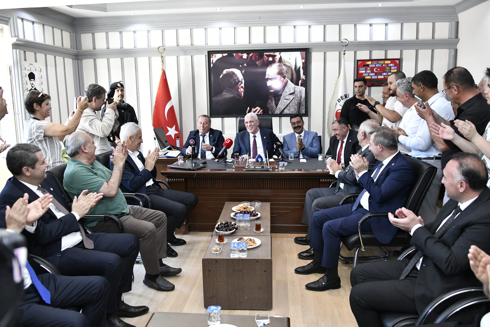 İYİ Partili Olgun Lideri Dervişoğlu'yu Yalnız Bırakmıyor