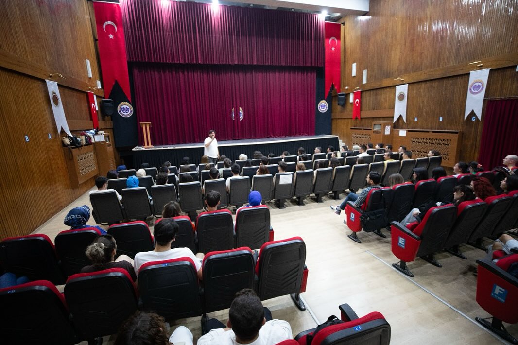 ÜCRETSİZ VERİLEN EĞİTİMLERLE GELECEĞİN TİYATROCULARI YETİŞİYOR