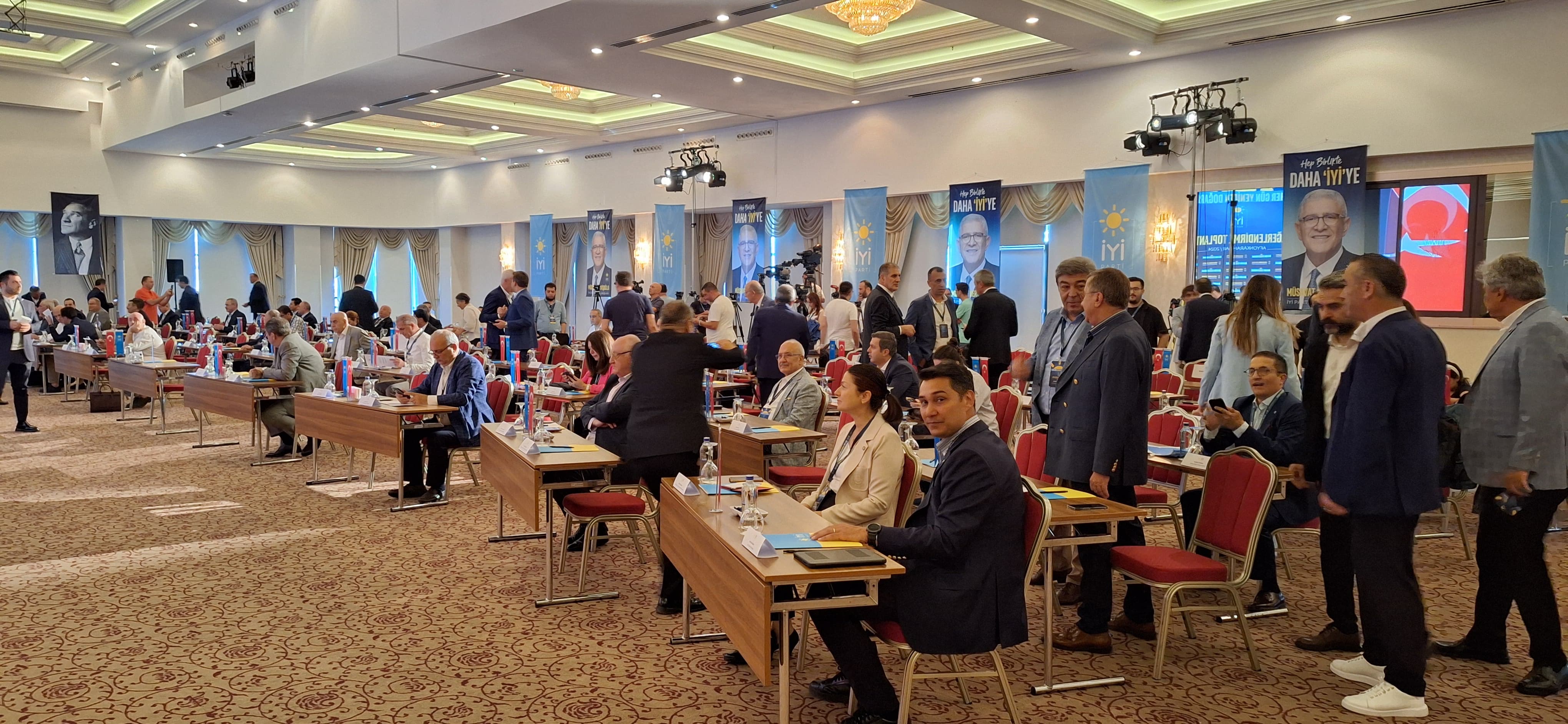İYİ Partili Kurmaylar Toplantıda Yerini Almaya Başladı