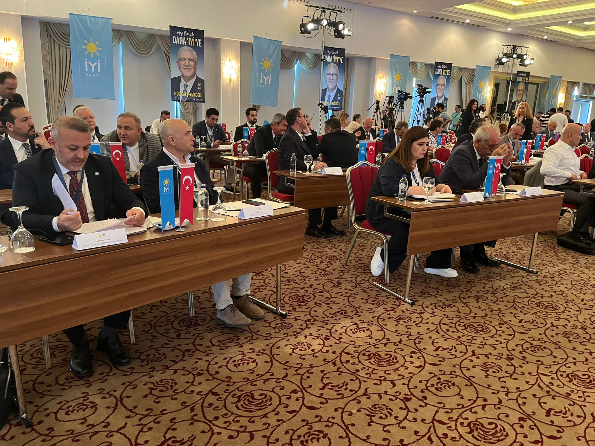 İYİ Partili Kurmaylar Toplantıda Yerini Almaya Başladı