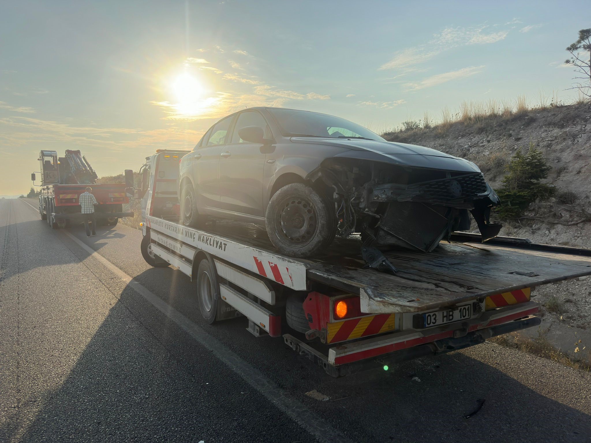Kontrolden Çıkan Araç Refüje Girdi! Otomobilde 4 Kişi Yaralandı!
