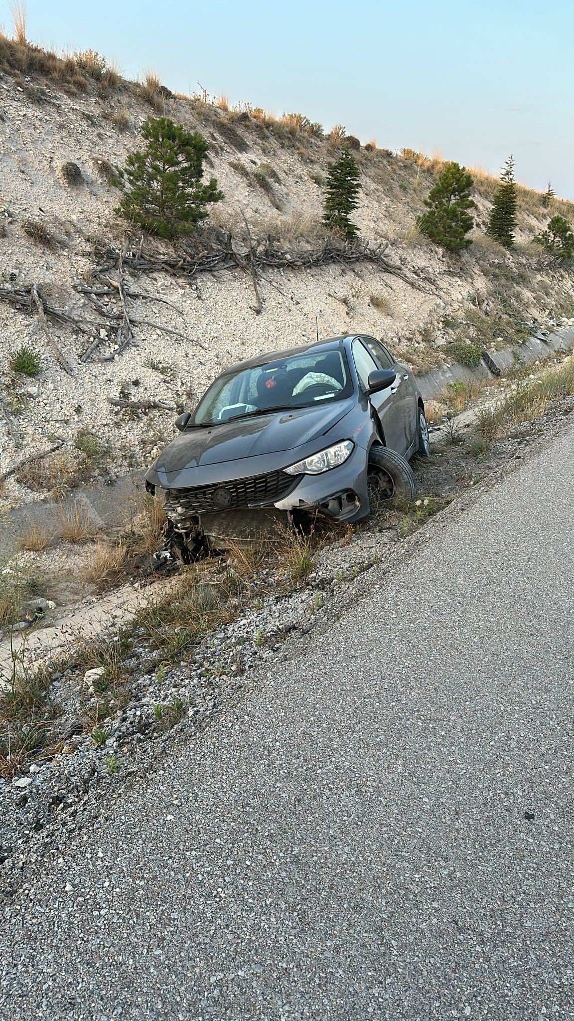 Kontrolden Çıkan Araç Refüje Girdi! Otomobilde 4 Kişi Yaralandı!