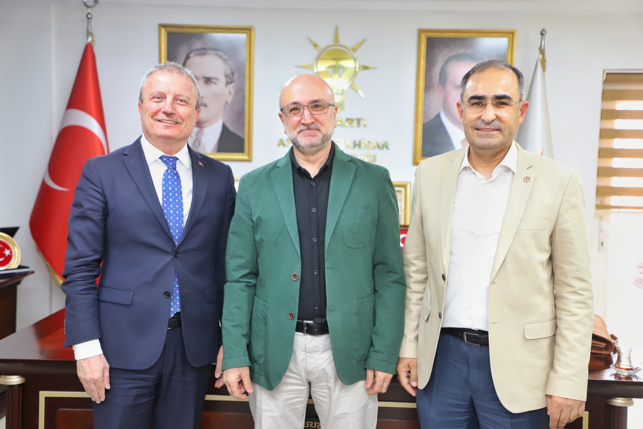 İki Doktorun Arasında Yeni İl Başkanı Yerini Aldı