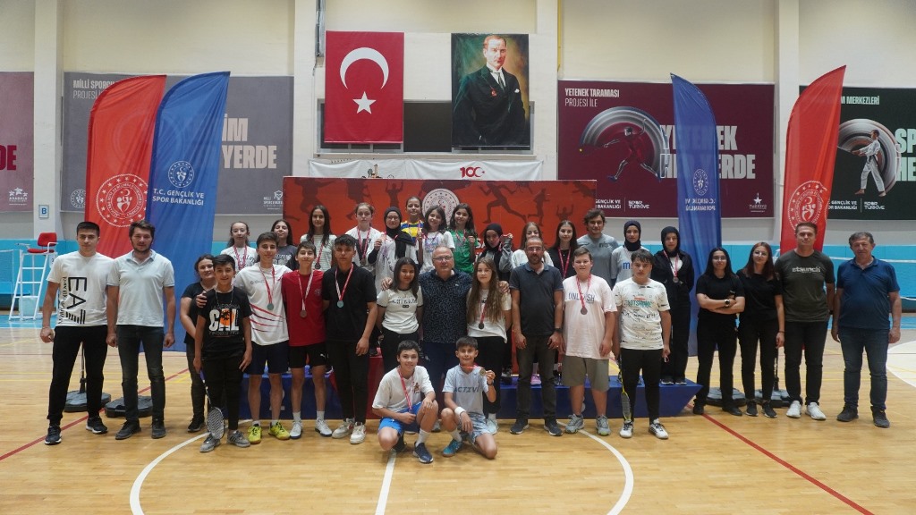 15 TEMMUZ ŞEHİTLERİNİ ANMA BADMİNTON TURNUVASI SONA ERDİ
