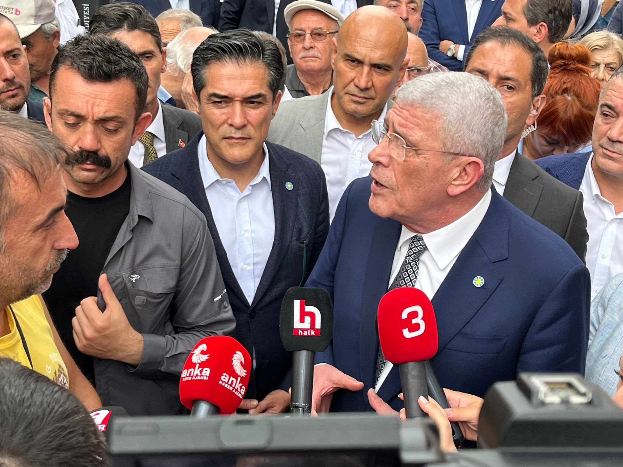 İYİ Parti Heyeti Afyonkarahisar'ın Tarihi Uzun Çarşısı'nı Ziyaret Etti
