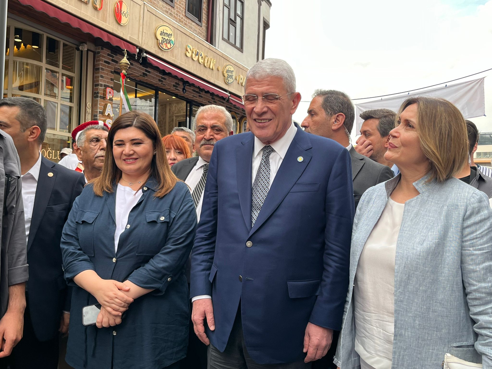 İYİ Parti Heyeti Afyonkarahisar'ın Tarihi Uzun Çarşısı'nı Ziyaret Etti