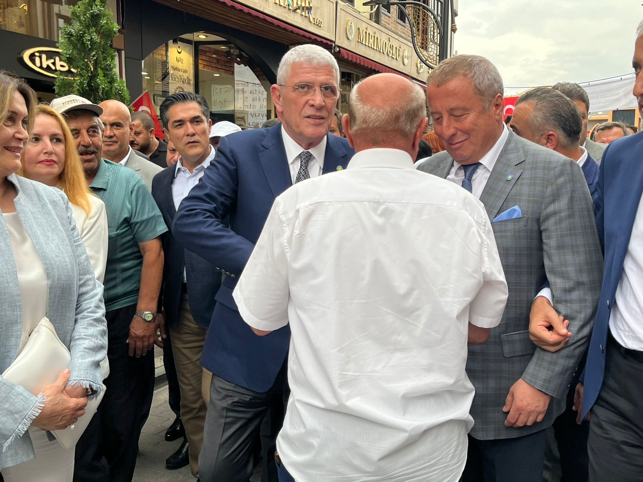 İYİ Parti Heyeti Afyonkarahisar'ın Tarihi Uzun Çarşısı'nı Ziyaret Etti
