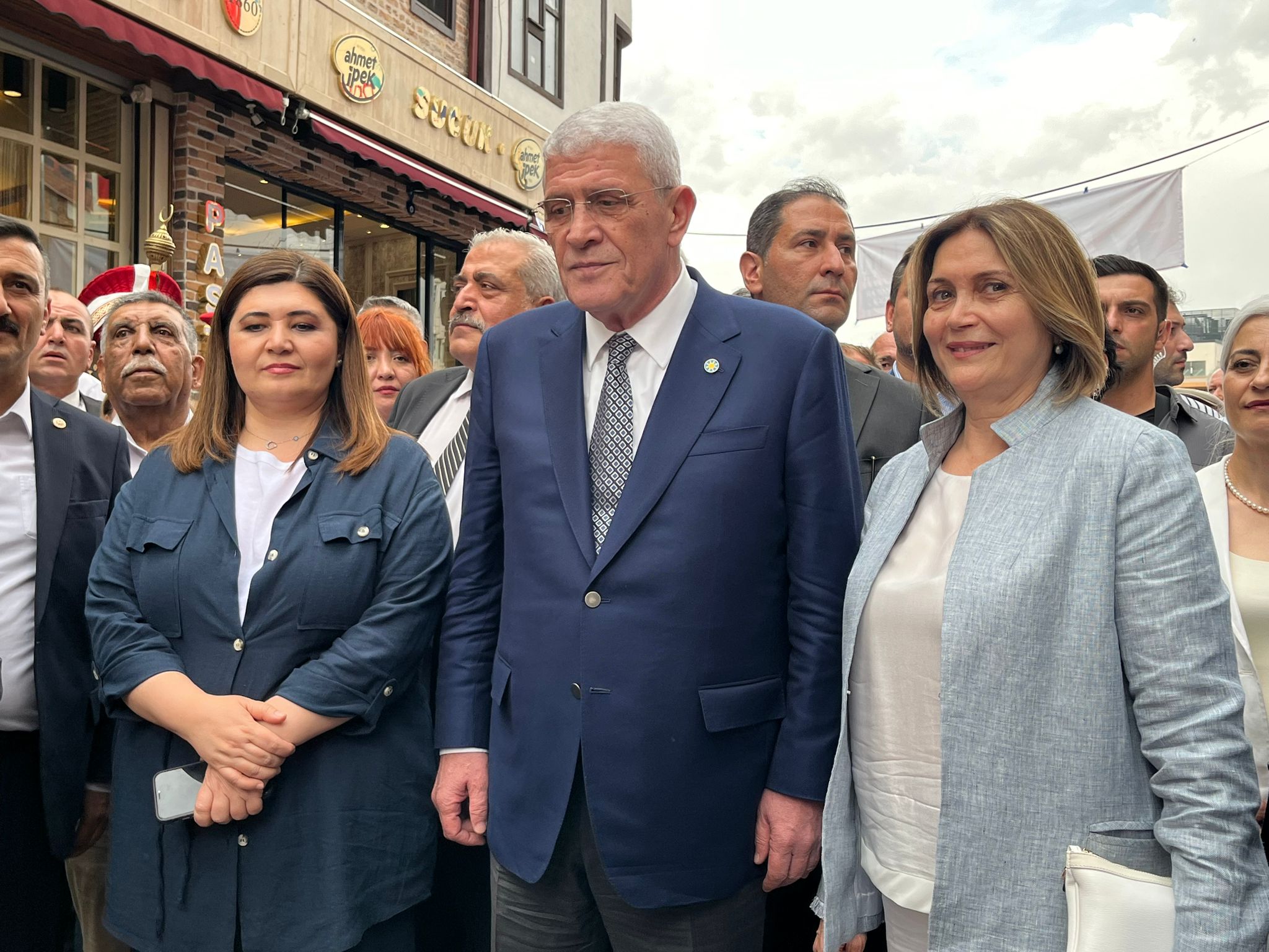 İYİ Parti Heyeti Afyonkarahisar'ın Tarihi Uzun Çarşısı'nı Ziyaret Etti