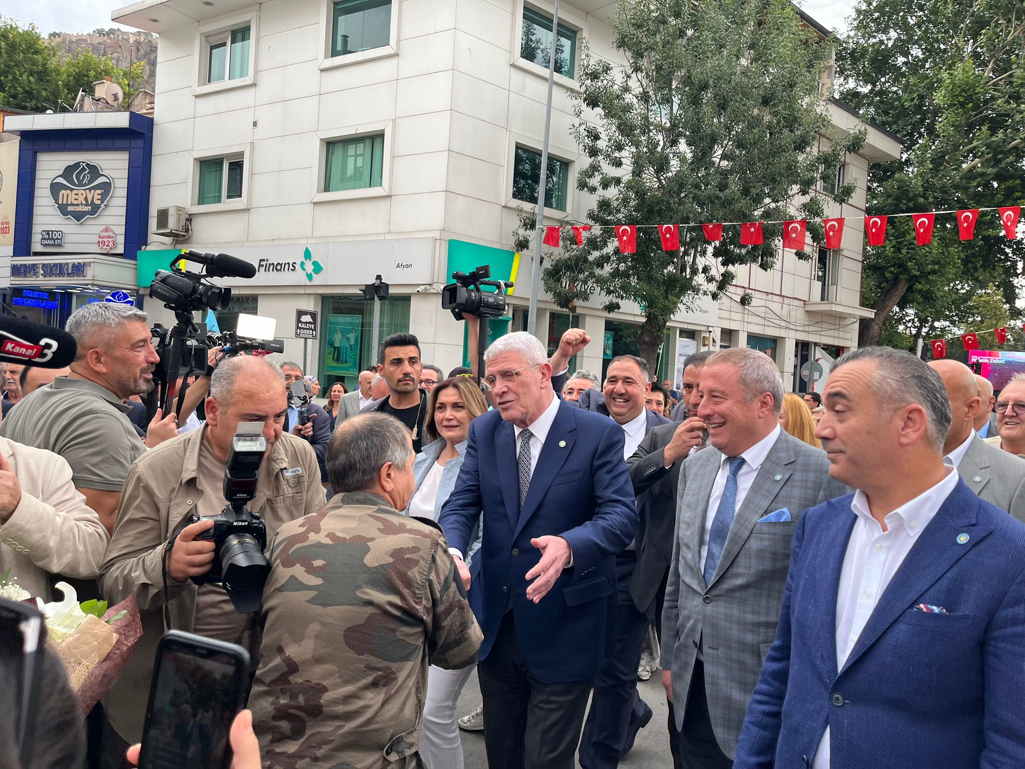 İYİ Parti Heyeti Afyonkarahisar'ın Tarihi Uzun Çarşısı'nı Ziyaret Etti