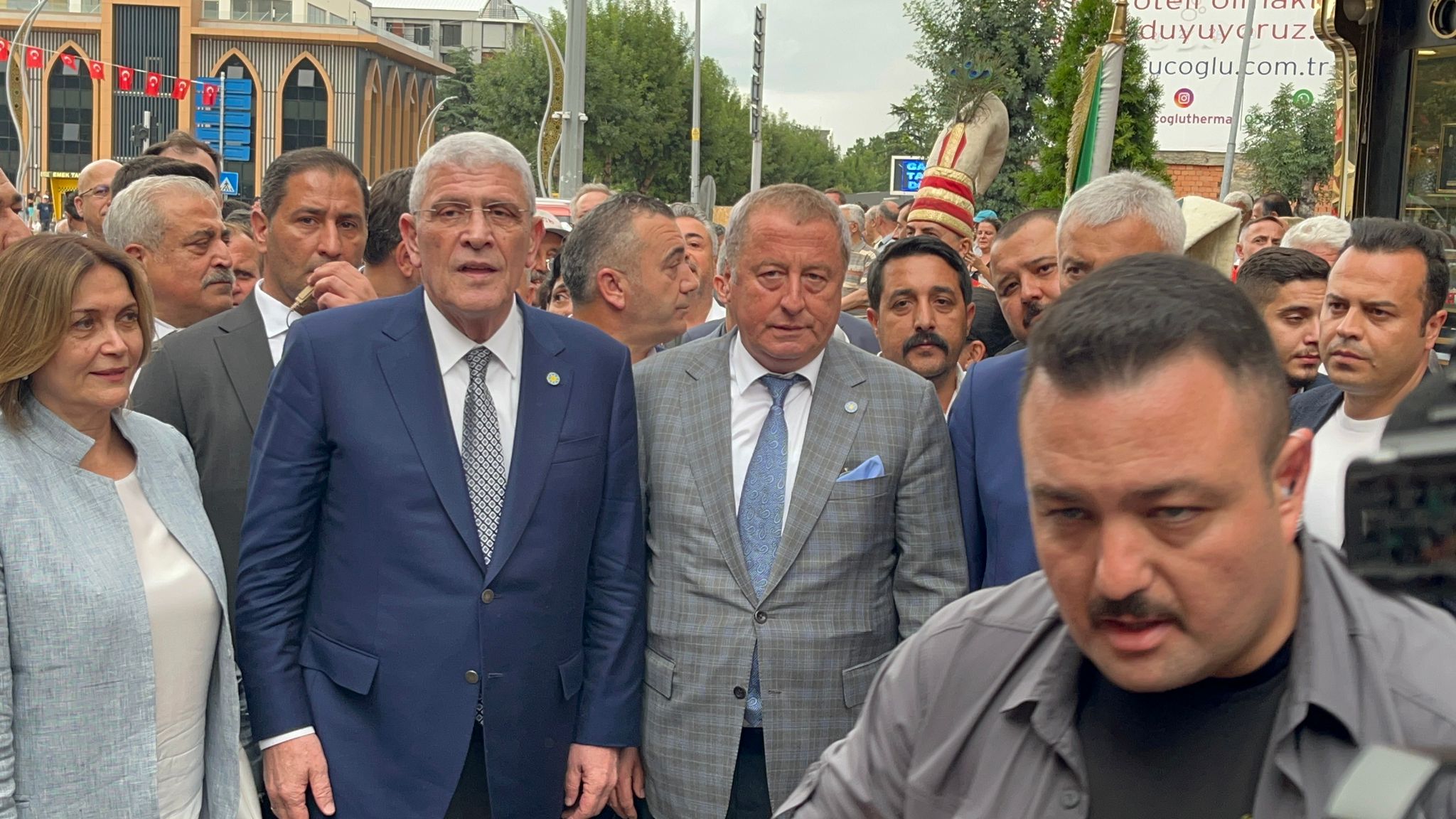 İYİ Parti Heyeti Afyonkarahisar'ın Tarihi Uzun Çarşısı'nı Ziyaret Etti