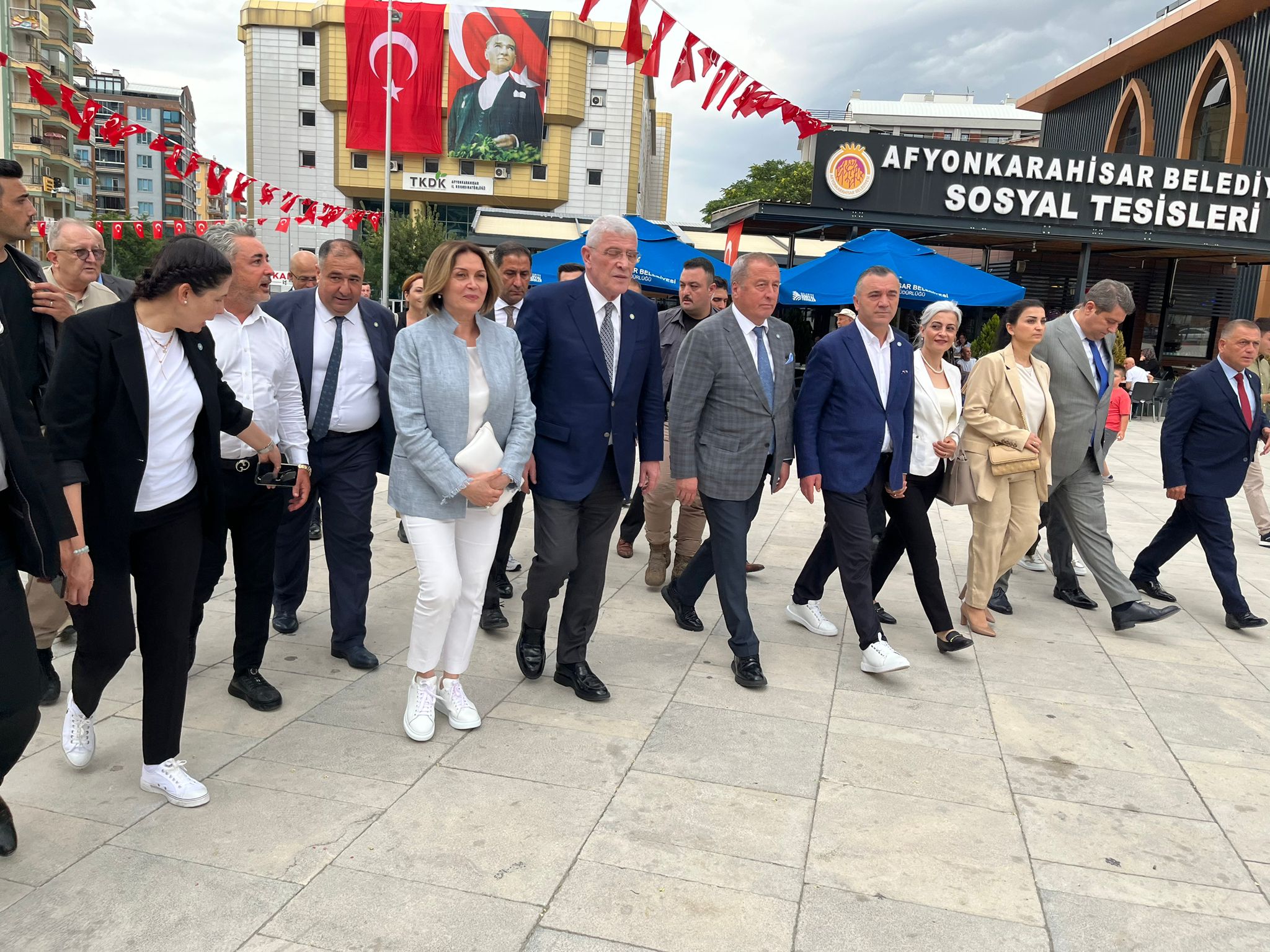 İYİ Parti Heyeti Afyonkarahisar'ın Tarihi Uzun Çarşısı'nı Ziyaret Etti