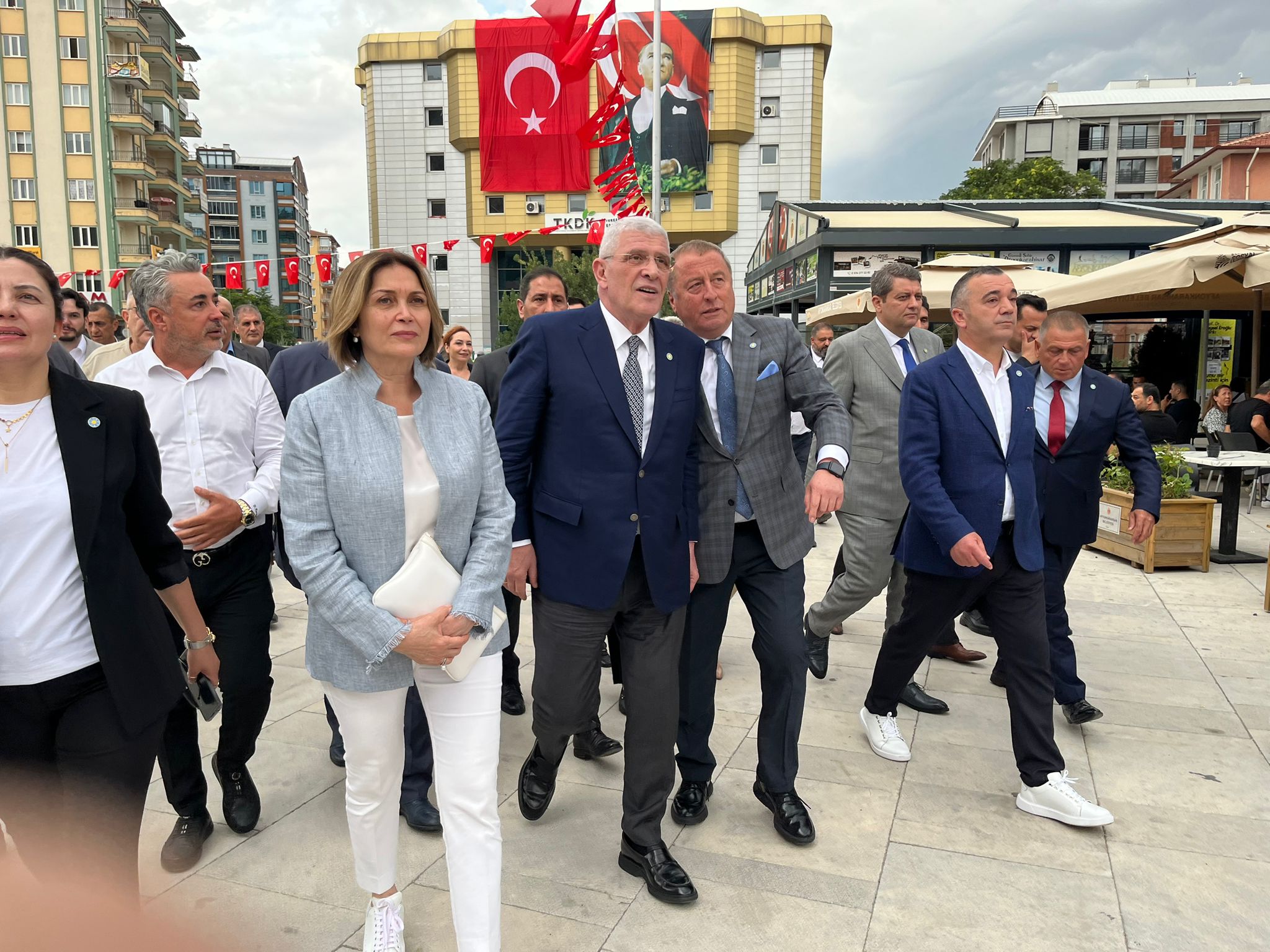 İYİ Parti Heyeti Afyonkarahisar'ın Tarihi Uzun Çarşısı'nı Ziyaret Etti