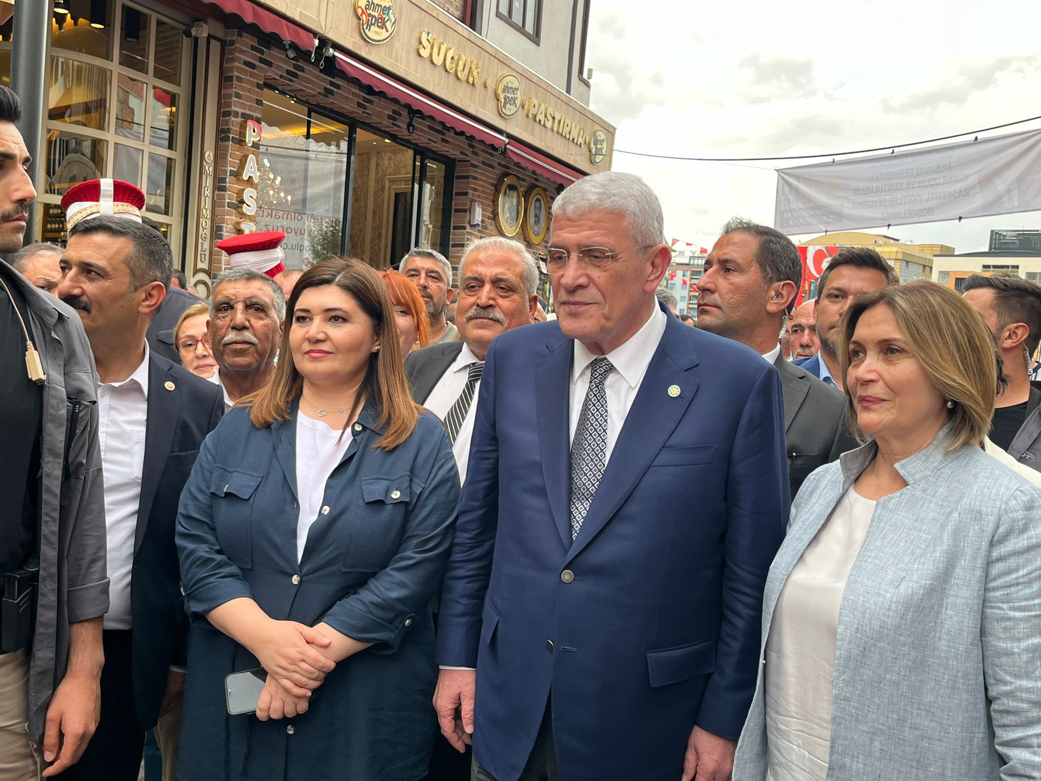 İYİ Parti Heyeti Afyonkarahisar'ın Tarihi Uzun Çarşısı'nı Ziyaret Etti