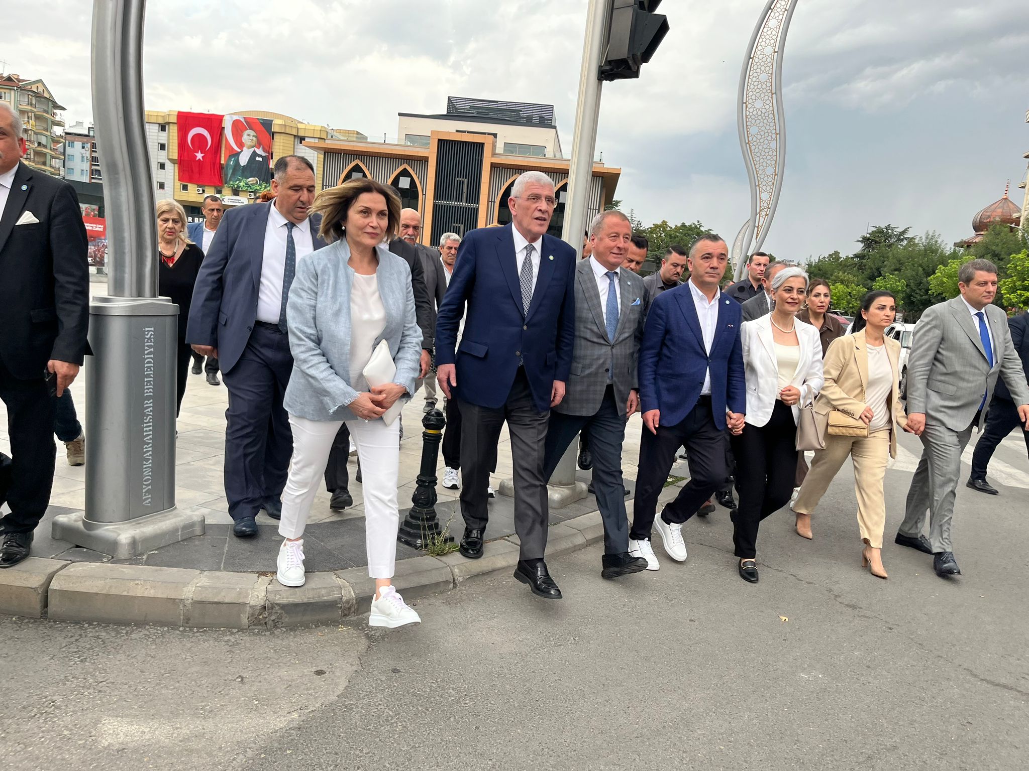 İYİ Parti Heyeti Afyonkarahisar'ın Tarihi Uzun Çarşısı'nı Ziyaret Etti
