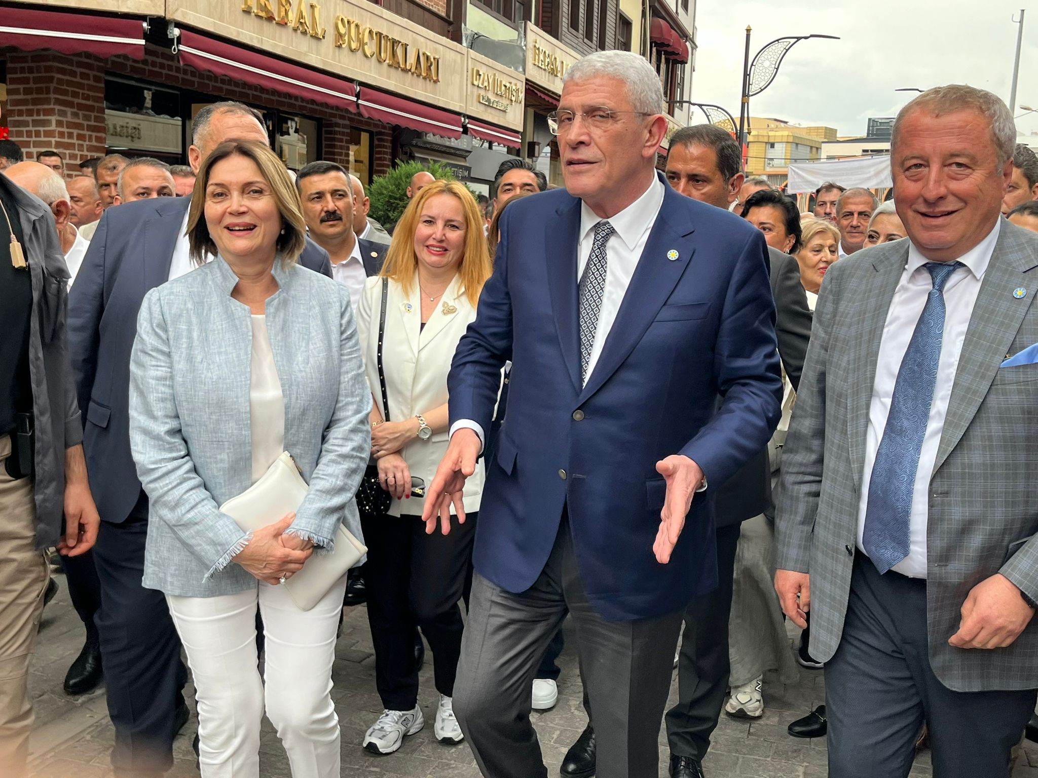 İYİ Parti Heyeti Afyonkarahisar'ın Tarihi Uzun Çarşısı'nı Ziyaret Etti