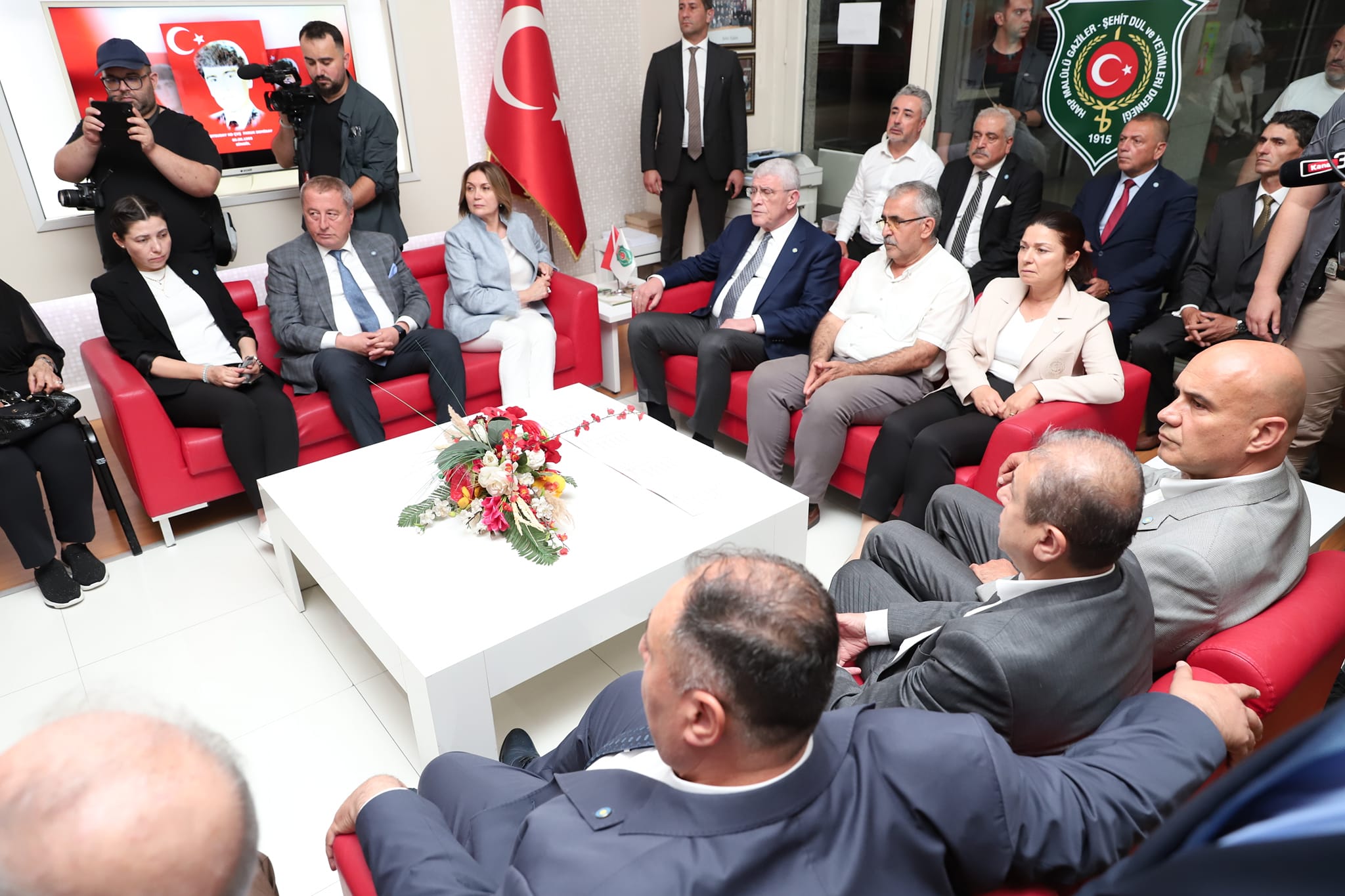 İYİ PARTİ LİDERİ DERVİŞOĞLU ŞEHİTLER DERNEĞİ'Nİ ZİYARET ETTİ