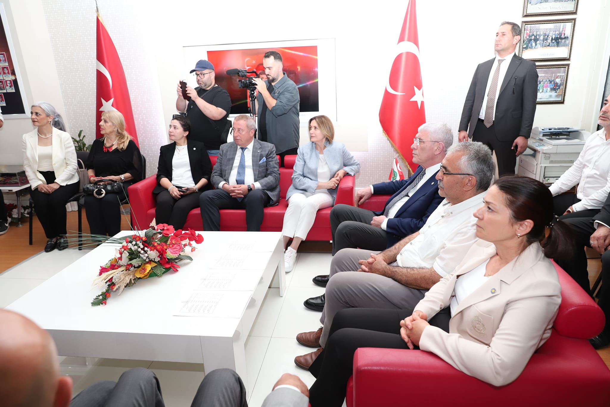İYİ PARTİ LİDERİ DERVİŞOĞLU ŞEHİTLER DERNEĞİ'Nİ ZİYARET ETTİ