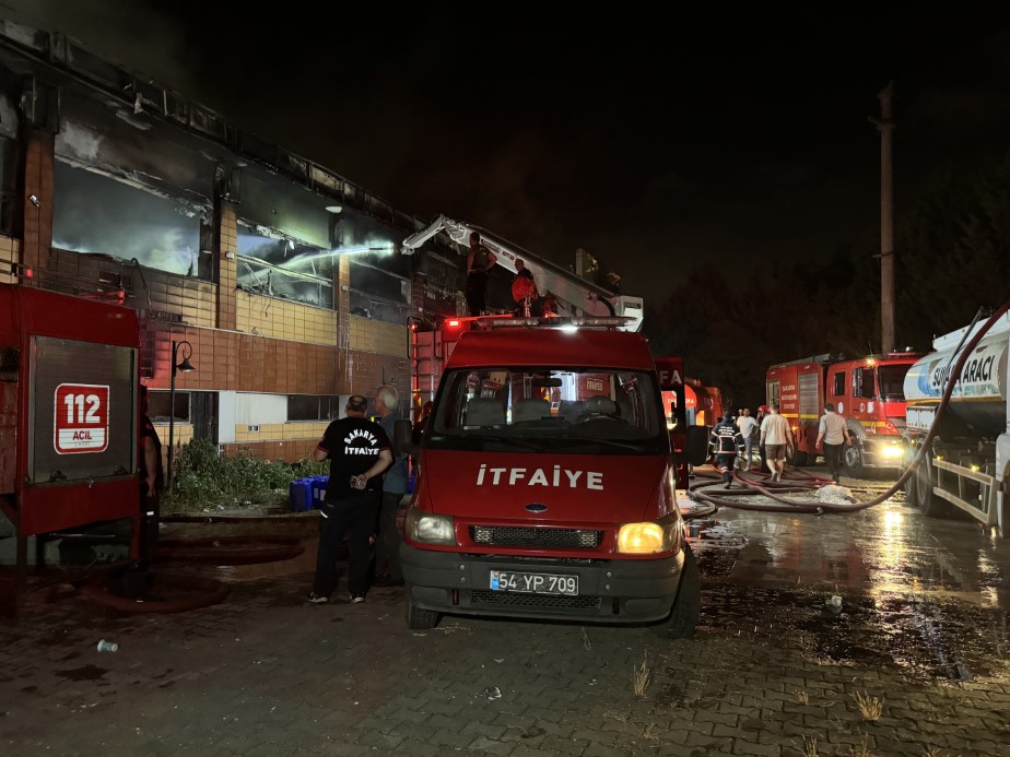 FABRİKADAN ALEVLER YÜKSELDİ  ŞEHİRDEKİ TÜM İTFAİYE EKİPLERİNİN SEFERBER OLDU