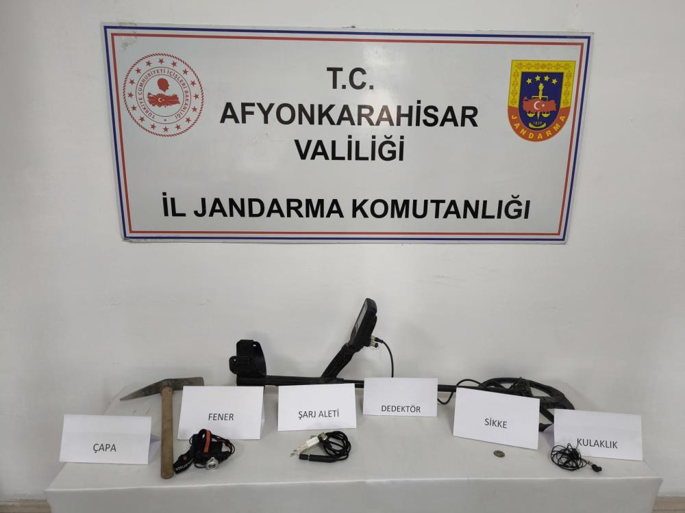 Define Avcısı ile Ekipler Arasında Kovalamaca!  Jandarmadan Kaçan Şahıs Tarihi Sikke ile Yakalandı