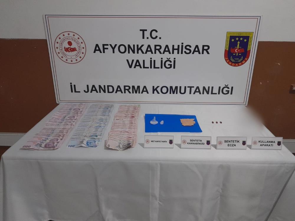 Getirdikleri uyuşturucuları satamadan jandarmaya yakalandılar: 3 kişi gözaltında