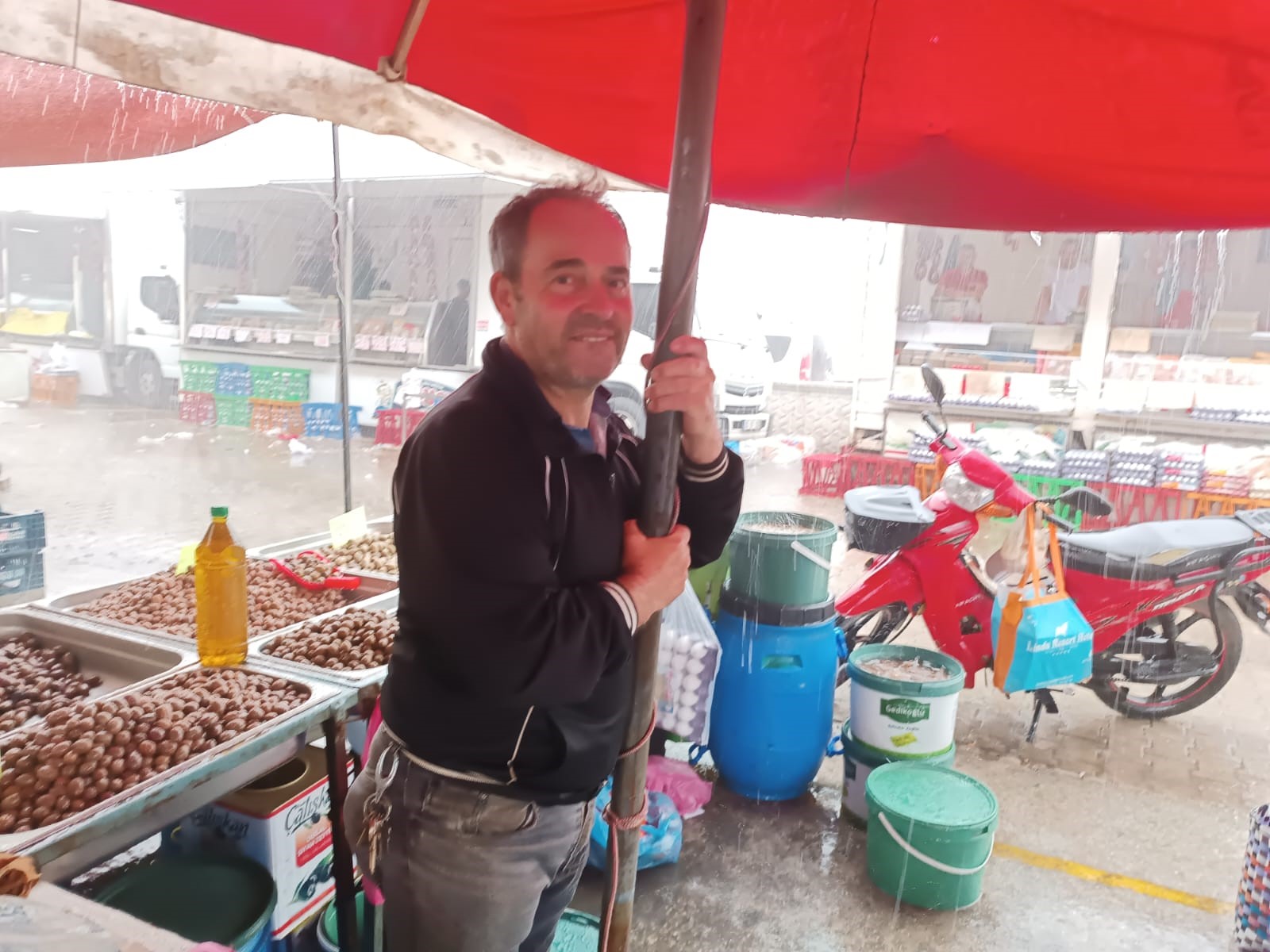 Yağışa hazırlıksız yakalandılar!  Pazarcı esnafı zor anlar yaşadı