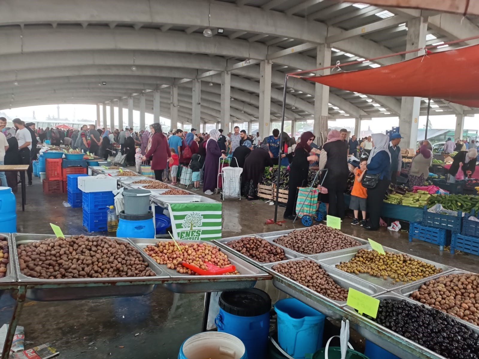 Yağışa hazırlıksız yakalandılar!  Pazarcı esnafı zor anlar yaşadı