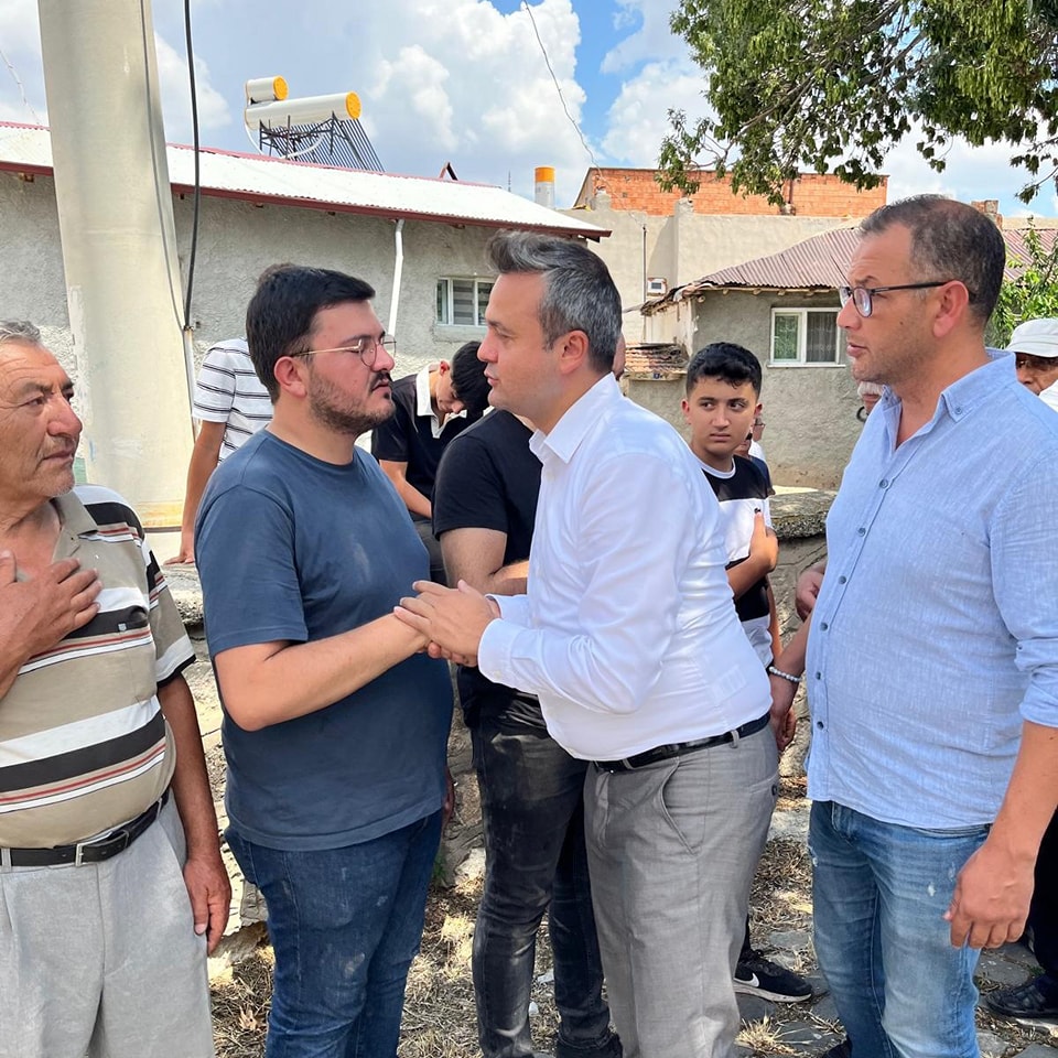 CHP'li Erhan Peynirci Ailesini Yalnız Bırakmadı