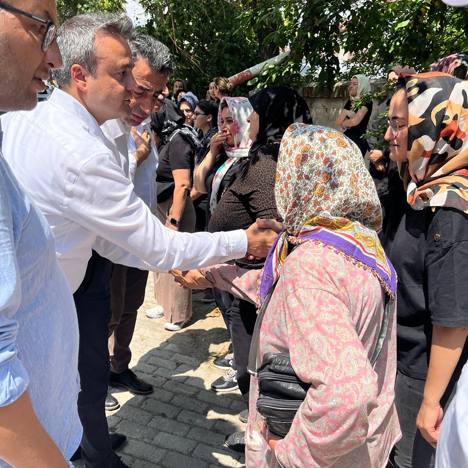 CHP'li Erhan Peynirci Ailesini Yalnız Bırakmadı