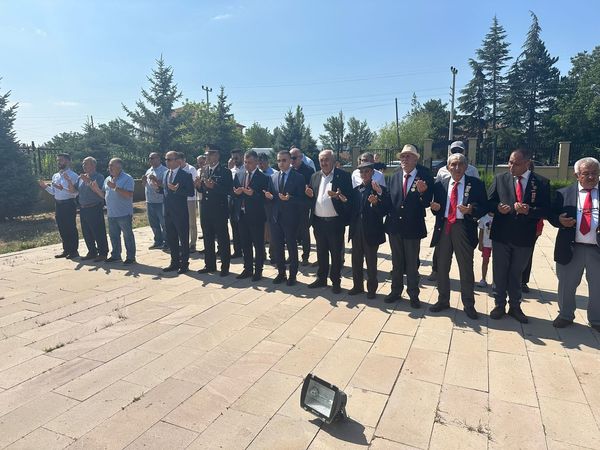 BAŞKAN  KOYUNCU VE PROTOKOL 15 TEMMUZ KAPSAMINDA ŞEHİTLİĞİ ZİYARET ETTİ