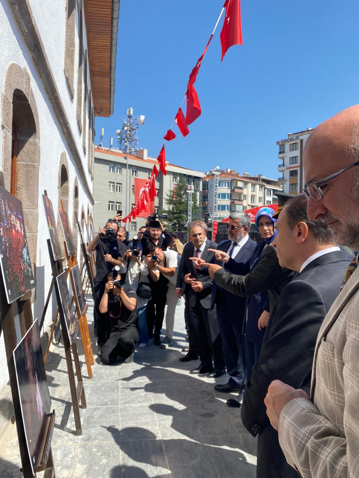 15 Temmuz Fotoğraf Sergisi Yoğun Katılımla Açıldı